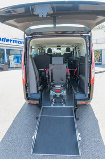 Behindertengerechter Ford Tourneo Custom Beifahrerumbau, Heckeinstieg, klappbare Rampe, Rollstuhlsicherung, Sodermanns