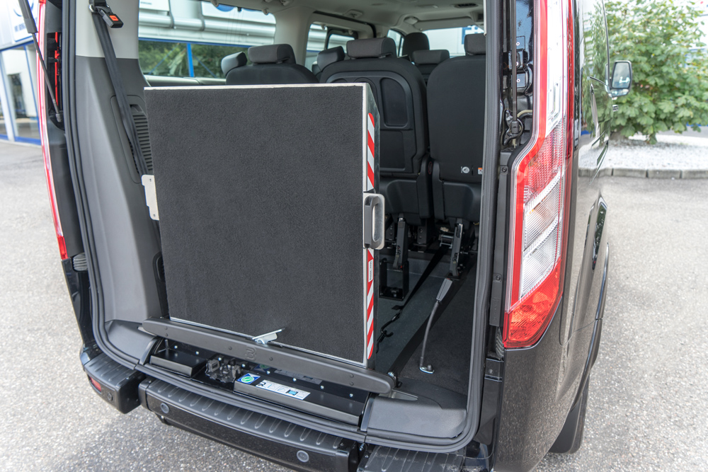 Behindertengerechter Ford Tourneo Custom Beifahrerumbau, Heckeinstieg, klappbare Rampe, Rollstuhlsicherung, Sodermanns