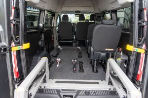 Behindertengerechter Ford Transit Custom, Beifahrerumbau, Hecklift, Hochdach, Rollstuhlplatz, Sodermanns