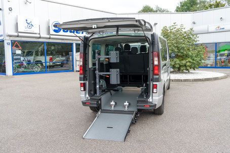 Behindertengerechter Opel Vivaro, Beifahrerumbau 