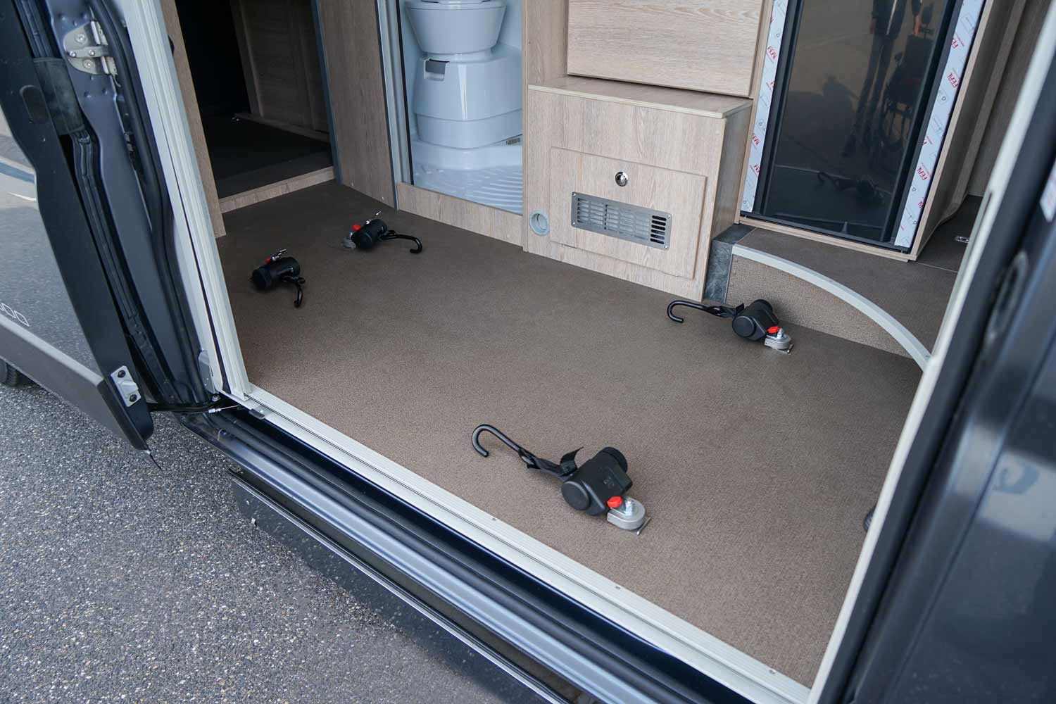 Behindertengerechtes Reisemobil, Wohnmobil, Beifahrerumbau, Lift, Rollstuhlplatz, Sodermanns