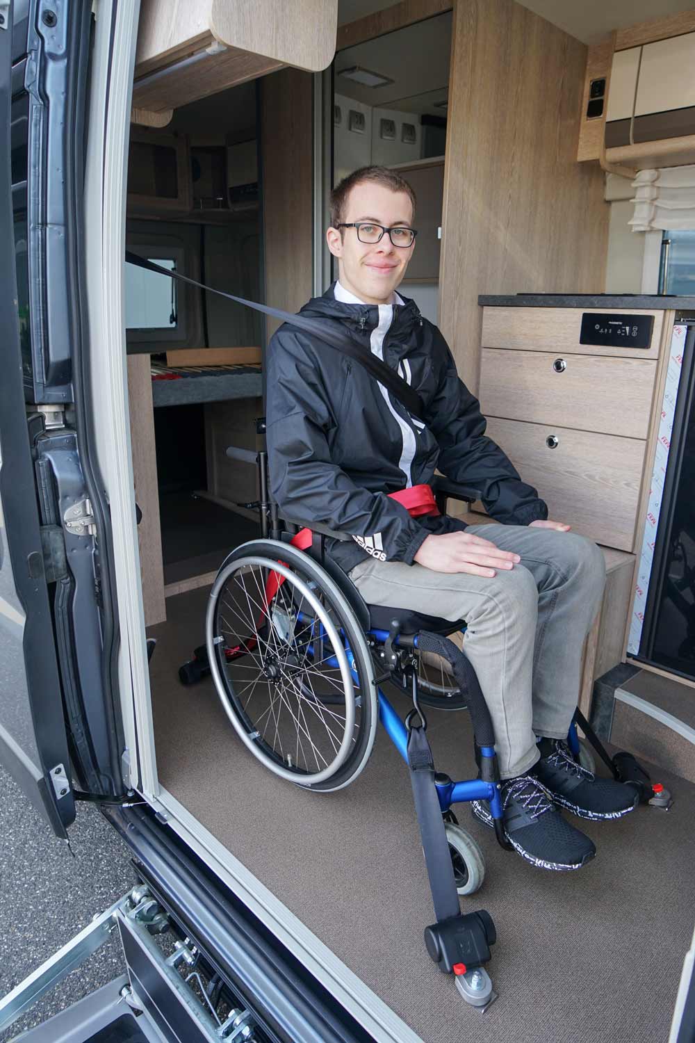 Behindertengerechtes Reisemobil, Wohnmobil, Beifahrerumbau, Lift, Rollstuhlplatz, Sodermanns