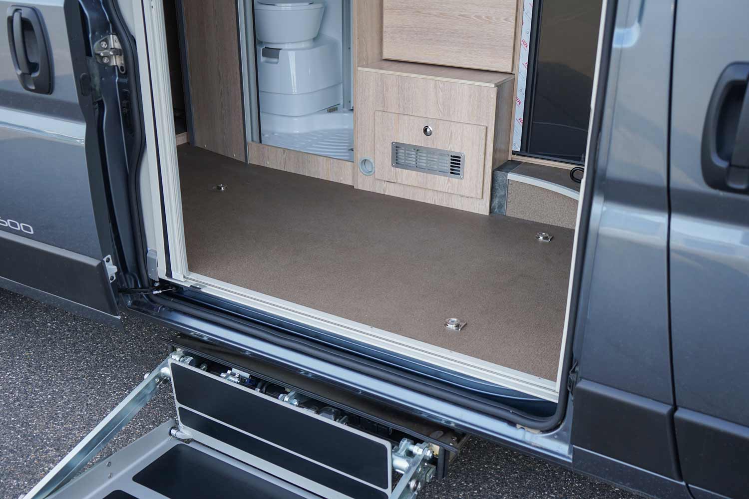 Behindertengerechtes Reisemobil, Wohnmobil, Beifahrerumbau, Lift, Rollstuhlplatz, Sodermanns