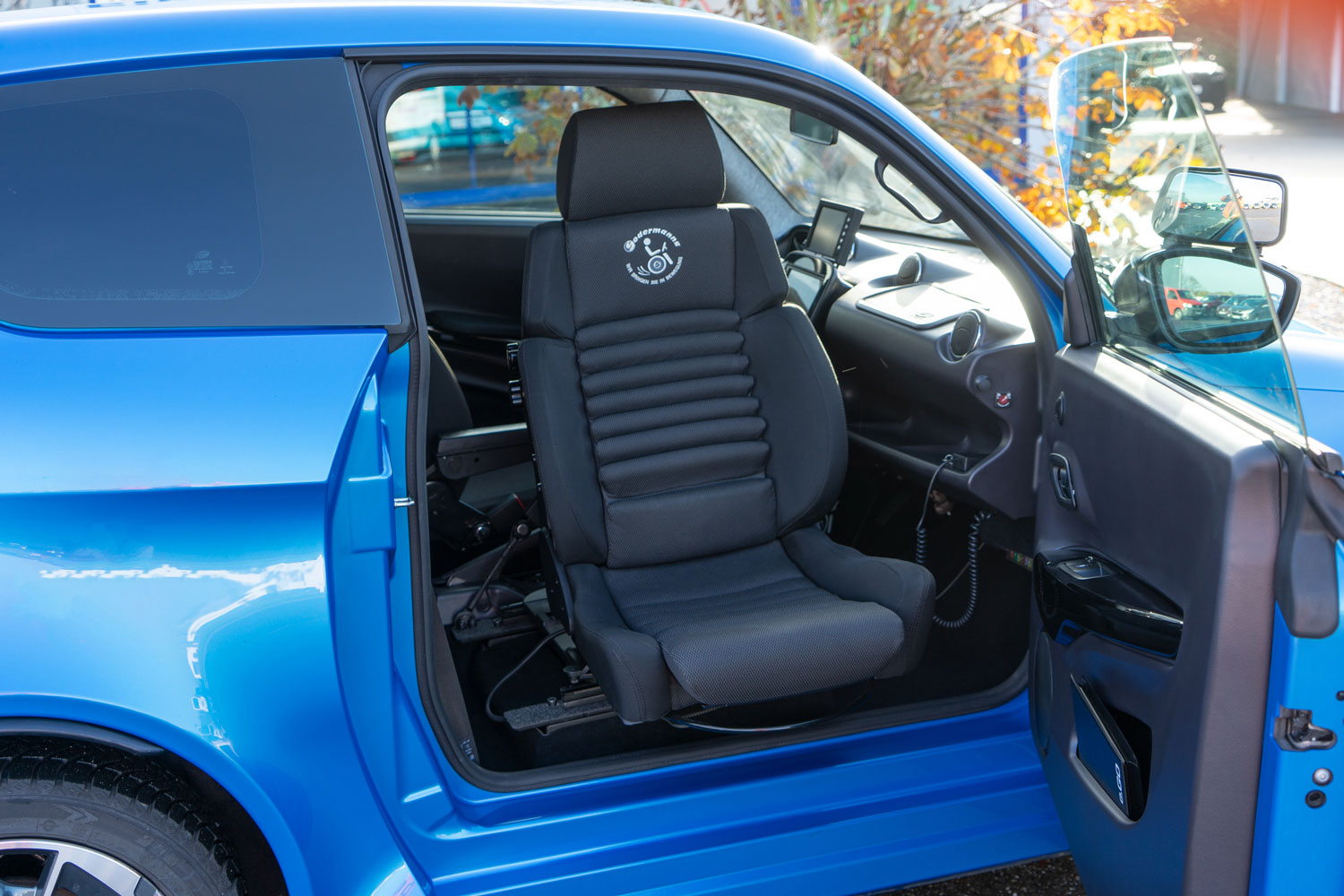 Behindertengerechter e.Go Life Selbstfahrerumbau, Rutschbrett, MFD, Verladesystem, Pedalabdeckung, GB Handgerät, Kamera, Elektronisches Linksgas, Elektronische Hecklappe