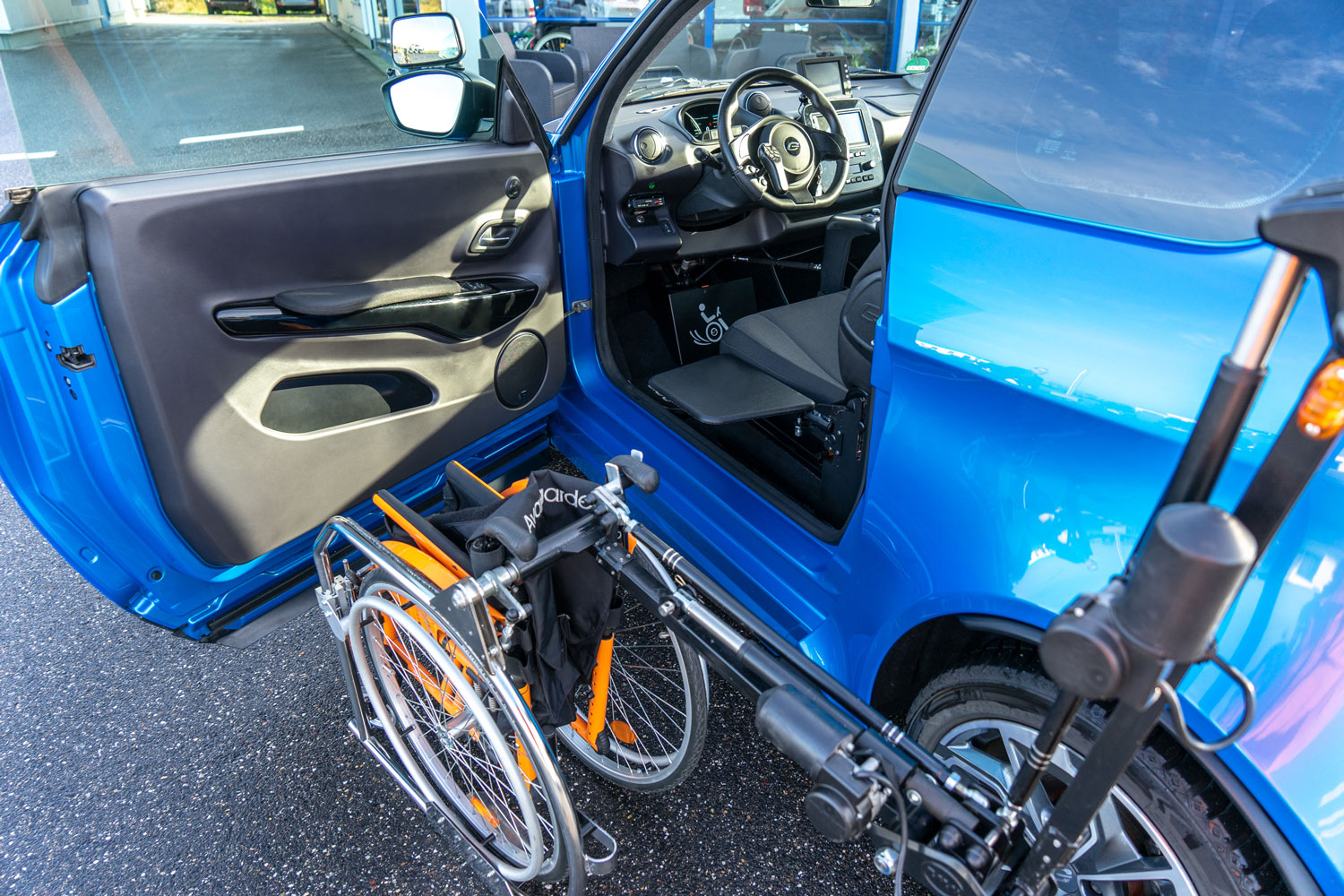 Behindertengerechter e.Go Life Selbstfahrerumbau, Rutschbrett, MFD, Verladesystem, Pedalabdeckung, GB Handgerät, Kamera, Elektronisches Linksgas, Elektronische Hecklappe