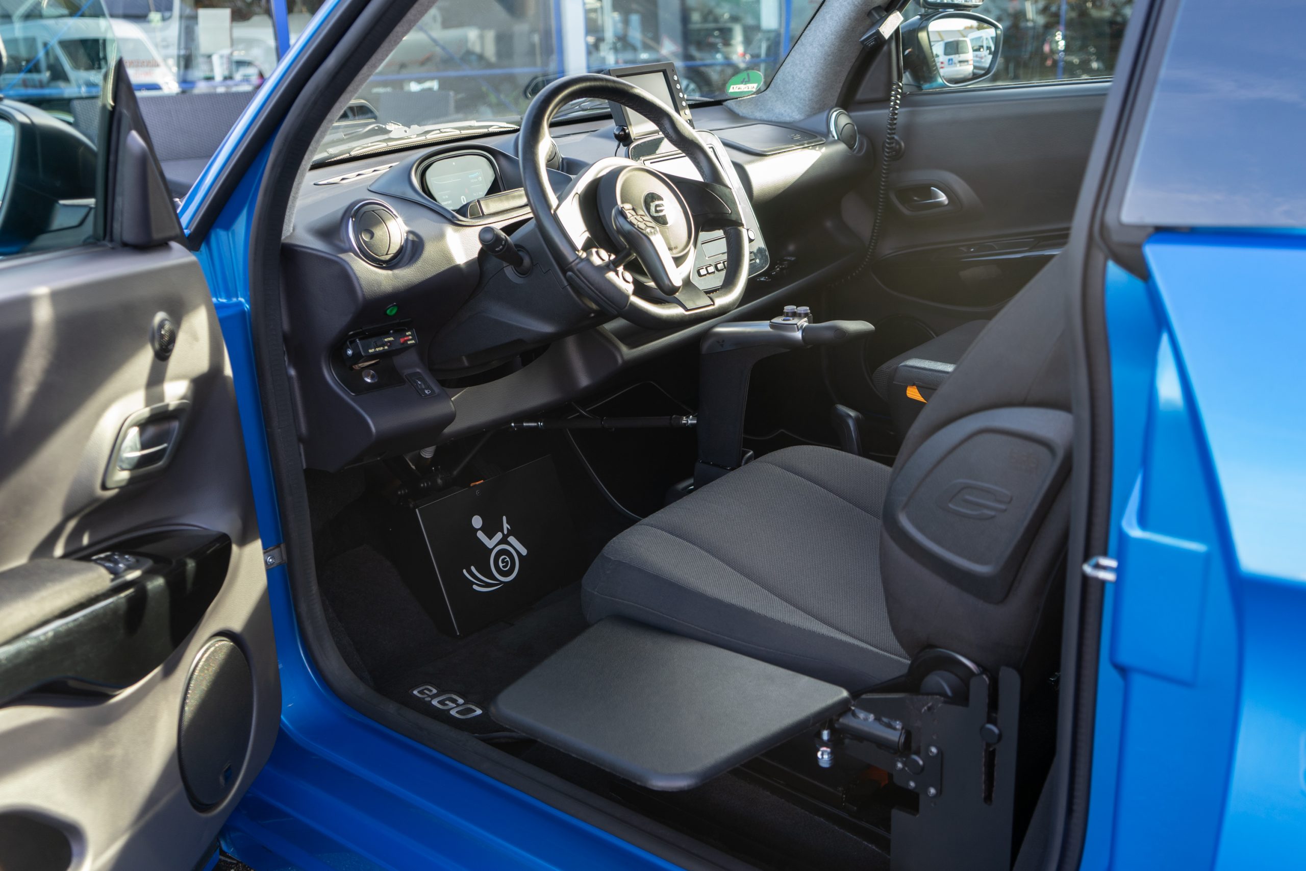 Behindertengerechter e.Go Life Selbstfahrerumbau, Rutschbrett, MFD, Verladesystem, Pedalabdeckung, GB Handgerät, Kamera, Elektronisches Linksgas, Elektronische Hecklappe