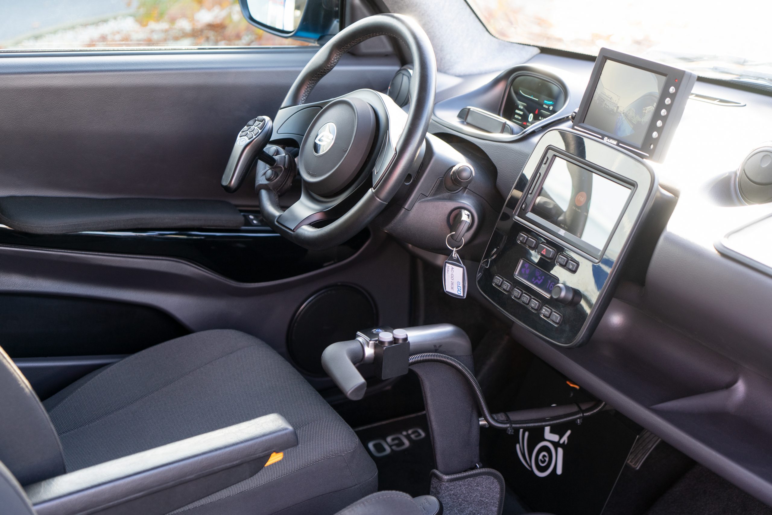 Behindertengerechter e.Go Life Selbstfahrerumbau, Rutschbrett, MFD, Verladesystem, Pedalabdeckung, GB Handgerät, Kamera, Elektronisches Linksgas, Elektronische Hecklappe