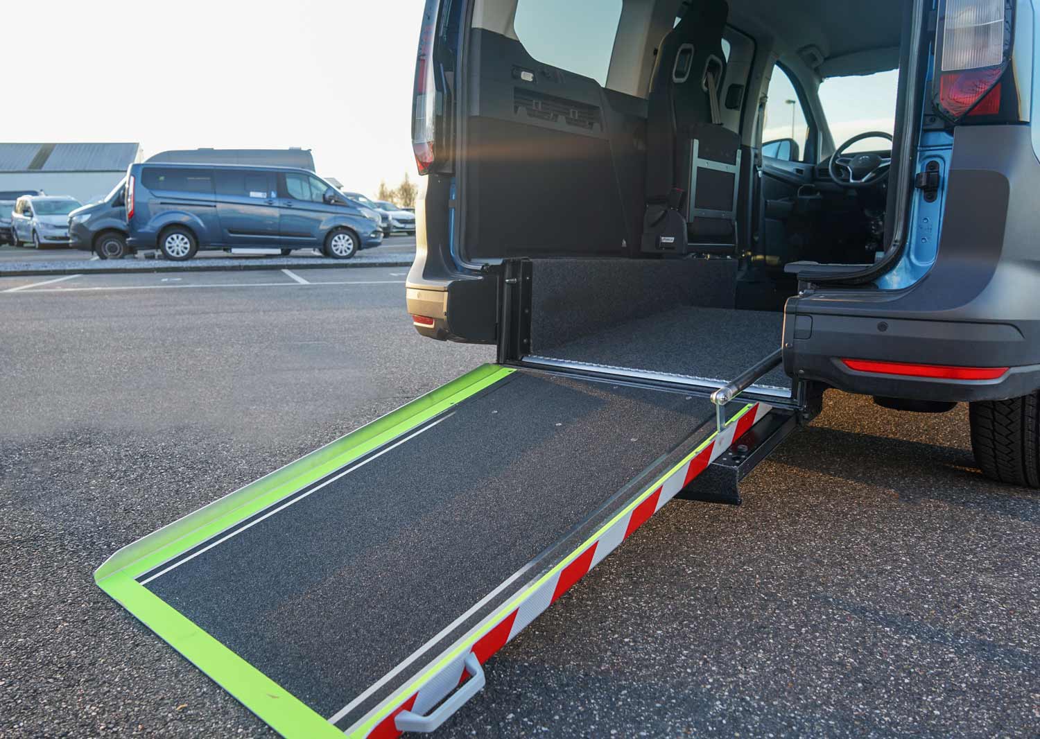 Behindertengerechter Volkswagen Caddy 5 Minilenkrad, Space Drive, Dockingstation, Rutschbrett, Rampe, Dreh- Klappsitze