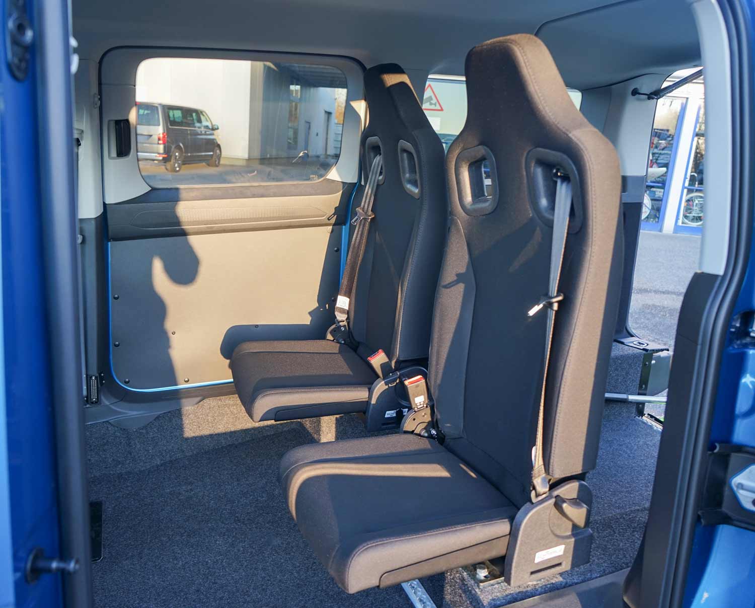 Behindertengerechter Volkswagen Caddy 5 Minilenkrad, Space Drive, Dockingstation, Rutschbrett, Rampe, Dreh- Klappsitze