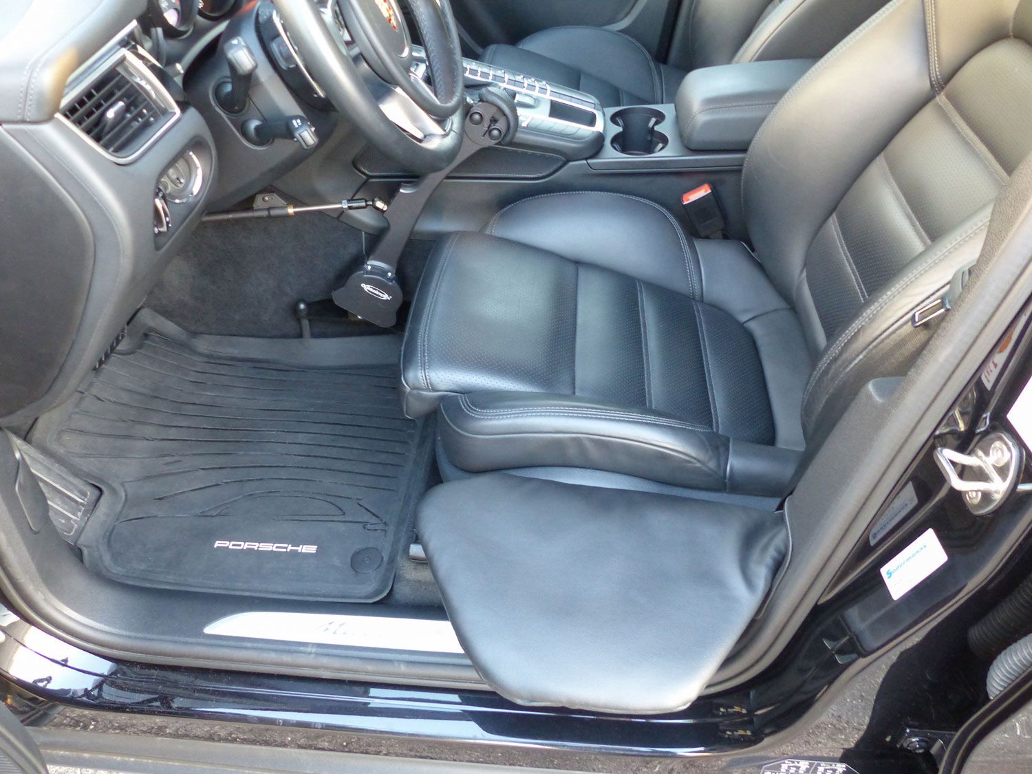 Behindertengerechter Porsche Macan S, Gasring, Handgerät, Rutschbrett