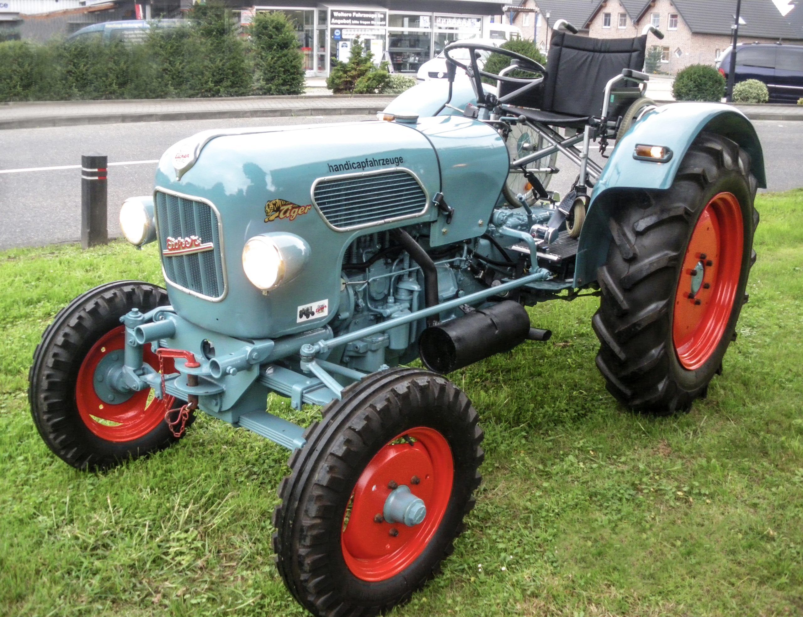 Behindertengerechter Traktor Sonderumbau mit Rampe