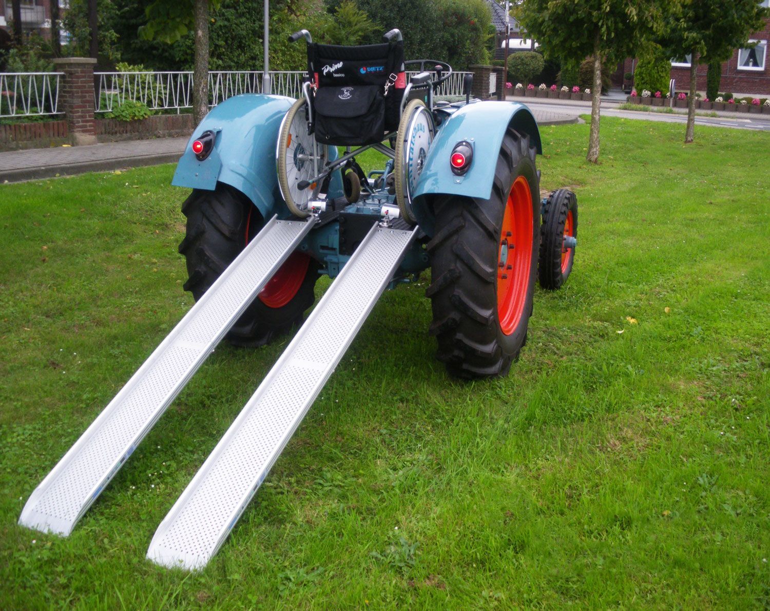 Behindertengerechter Traktor Sonderumbau mit Rampe