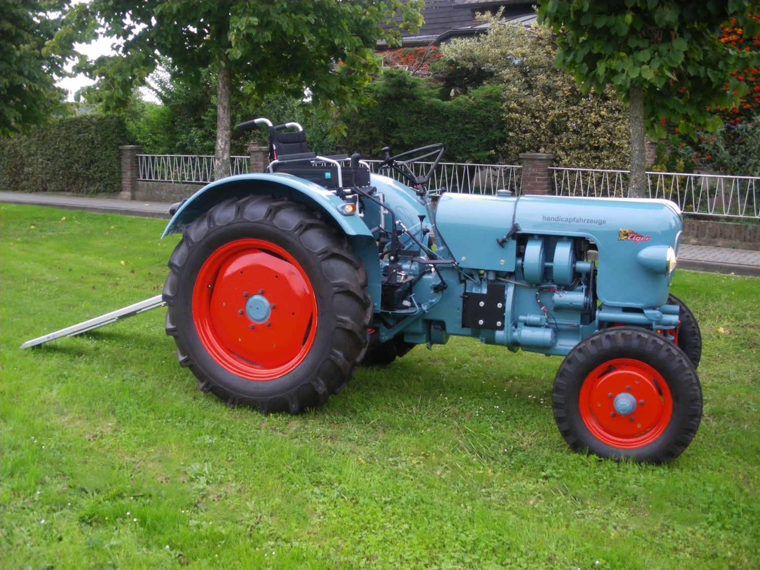 Behindertengerechter Traktor Sonderumbau mit Rampe