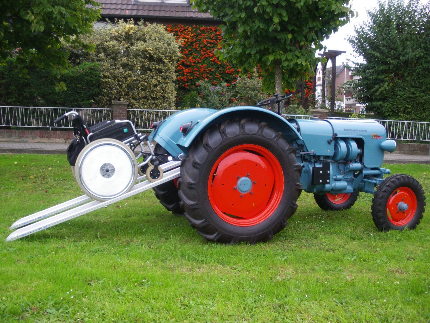 Behindertengerechter Traktor Sonderumbau mit Rampe