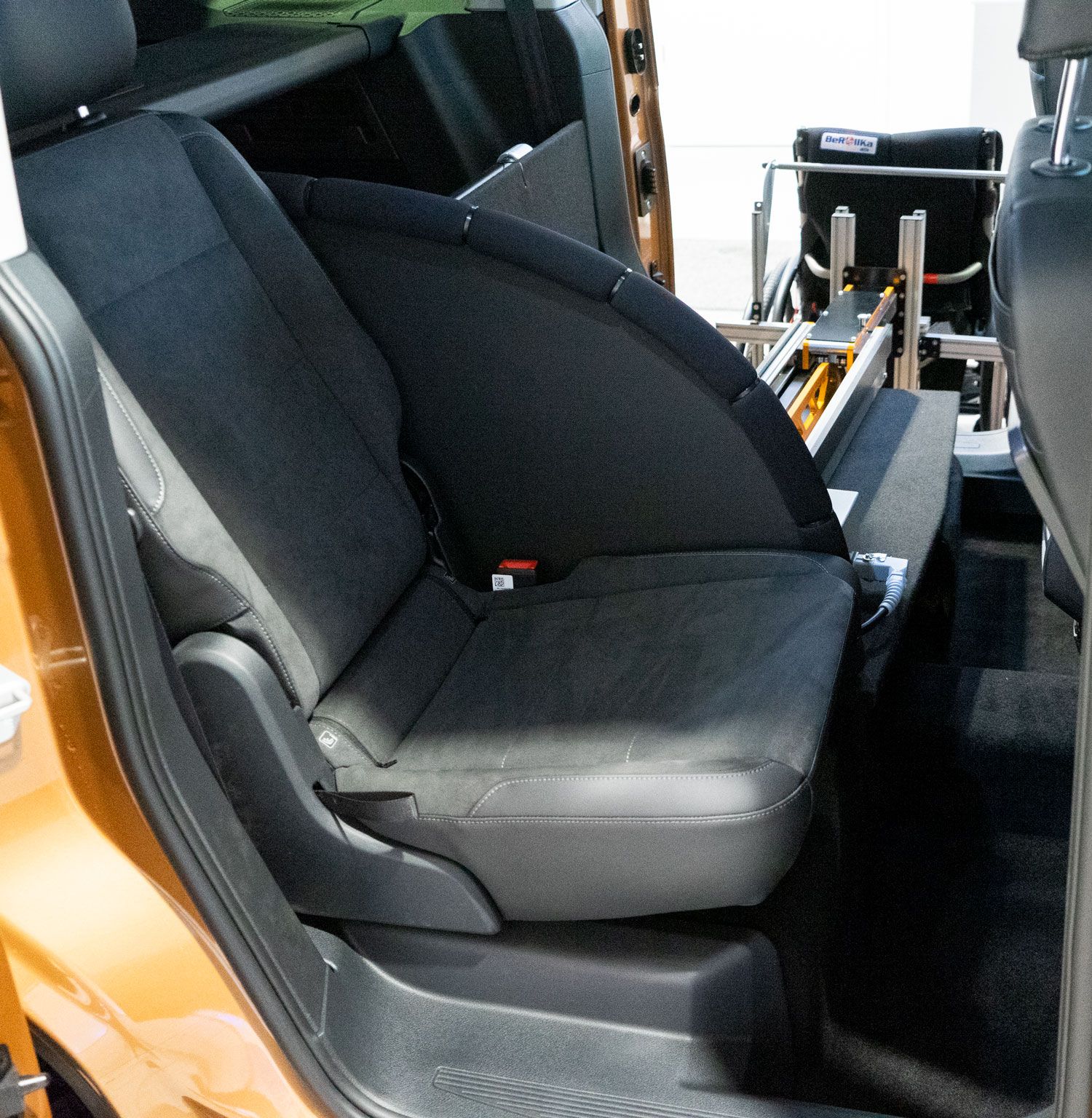 Behindertengerechter Volkswagen Caddy 5, Rollstuhlverladesystem, Rutschbrett, MFD, E Classic Handgerät