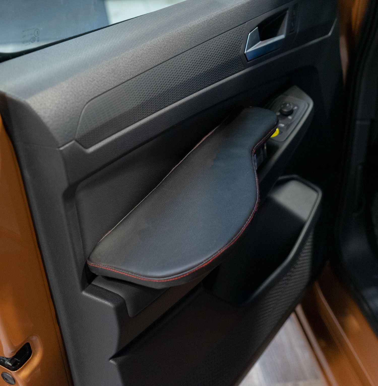 Behindertengerechter Volkswagen Caddy 5, Rollstuhlverladesystem, Rutschbrett, MFD, E Classic Handgerät