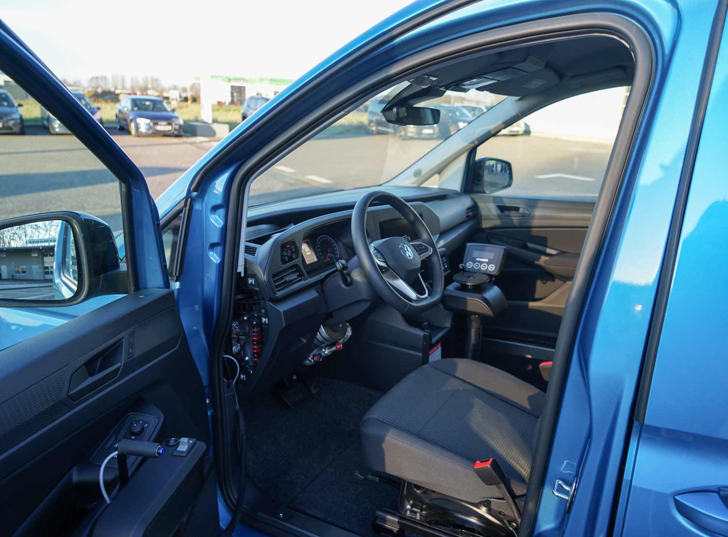 Behindertengerechter Volkswagen Caddy 5 Minilenkrad, Space Drive, Dockingstation, Rutschbrett, Rampe, Dreh- Klappsitze