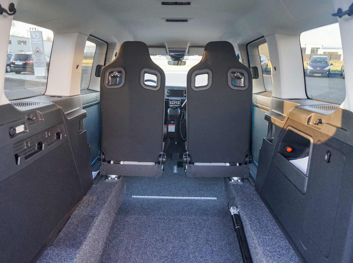 Behindertengerechter Volkswagen Caddy 5 Minilenkrad, Space Drive, Dockingstation, Rutschbrett, Rampe, Dreh- Klappsitze