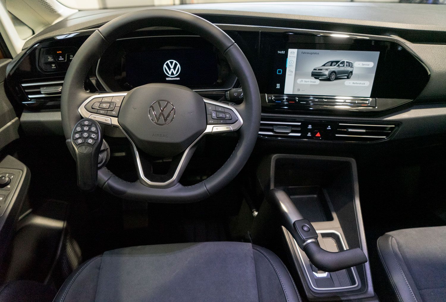 Behindertengerechter Volkswagen Caddy 5, Rollstuhlverladesystem, Rutschbrett, MFD, E Classic Handgerät