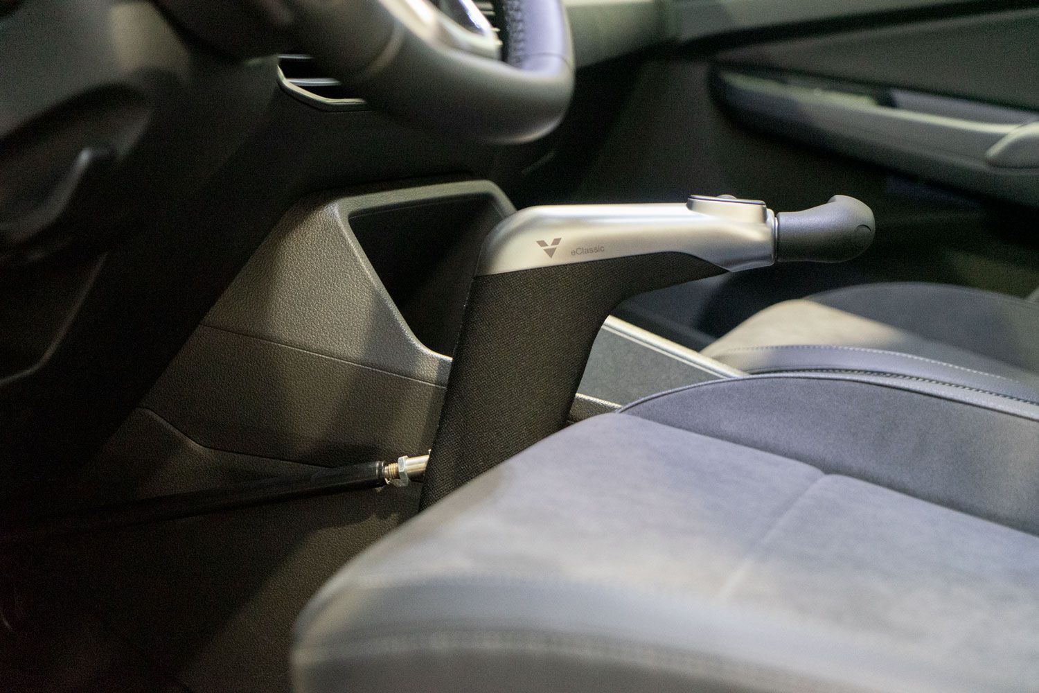 Behindertengerechter Volkswagen Caddy 5, Rollstuhlverladesystem, Rutschbrett, MFD, E Classic Handgerät