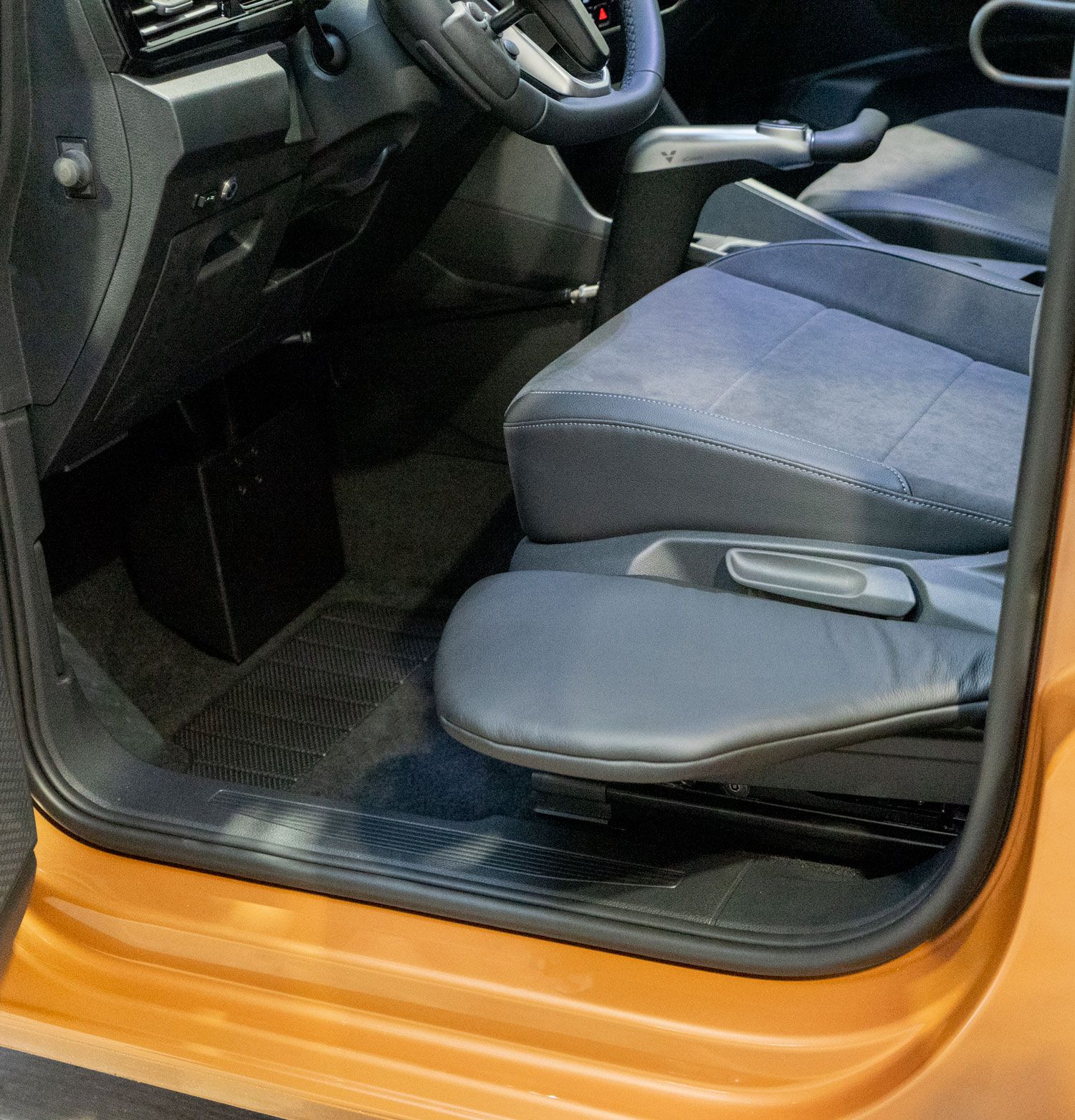 Behindertengerechter Volkswagen Caddy 5, Rollstuhlverladesystem, Rutschbrett, MFD, E Classic Handgerät