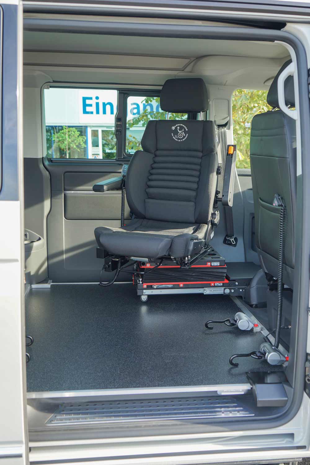 Dacherhöhung, behindertengerechter VW T6.1, Transferkonsole, Rollstuhlplatz, Sodermanns