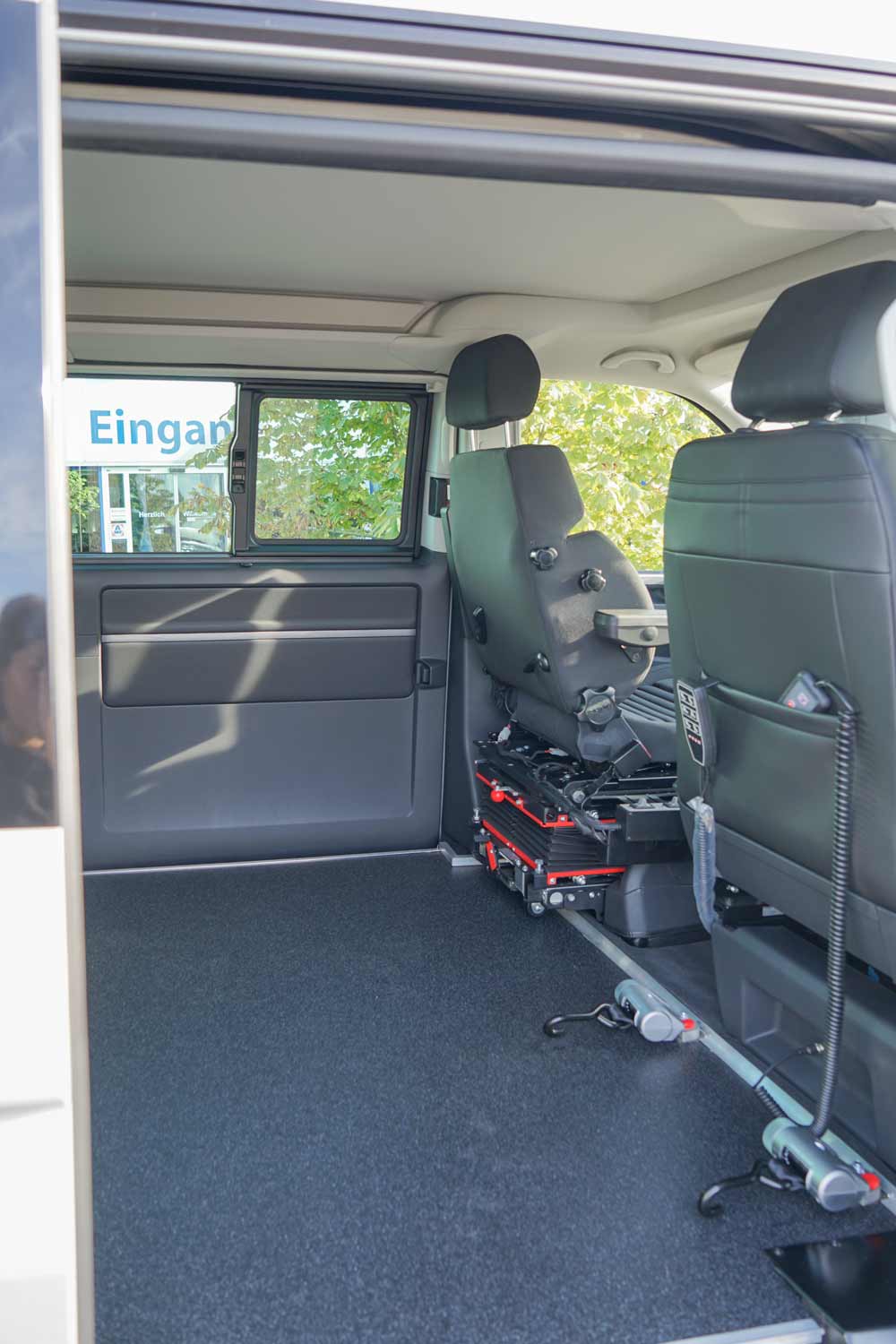 Dacherhöhung, behindertengerechter VW T6.1, Transferkonsole, Rollstuhlplatz, Sodermanns