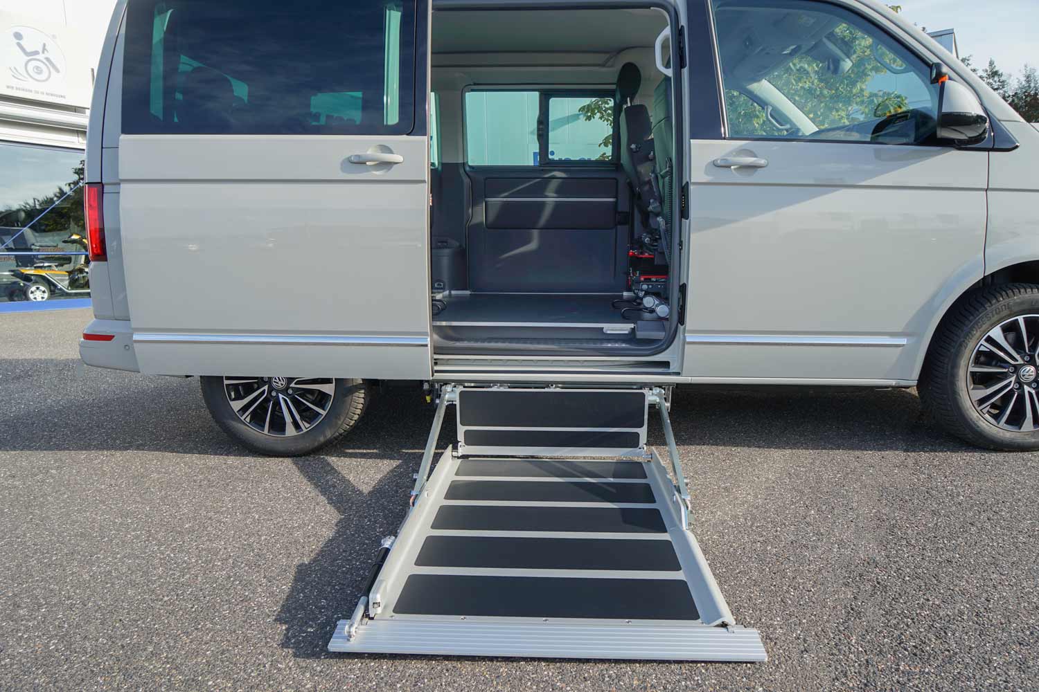 Dacherhöhung, behindertengerechter VW T6.1, Transferkonsole, Rollstuhlplatz, Sodermanns