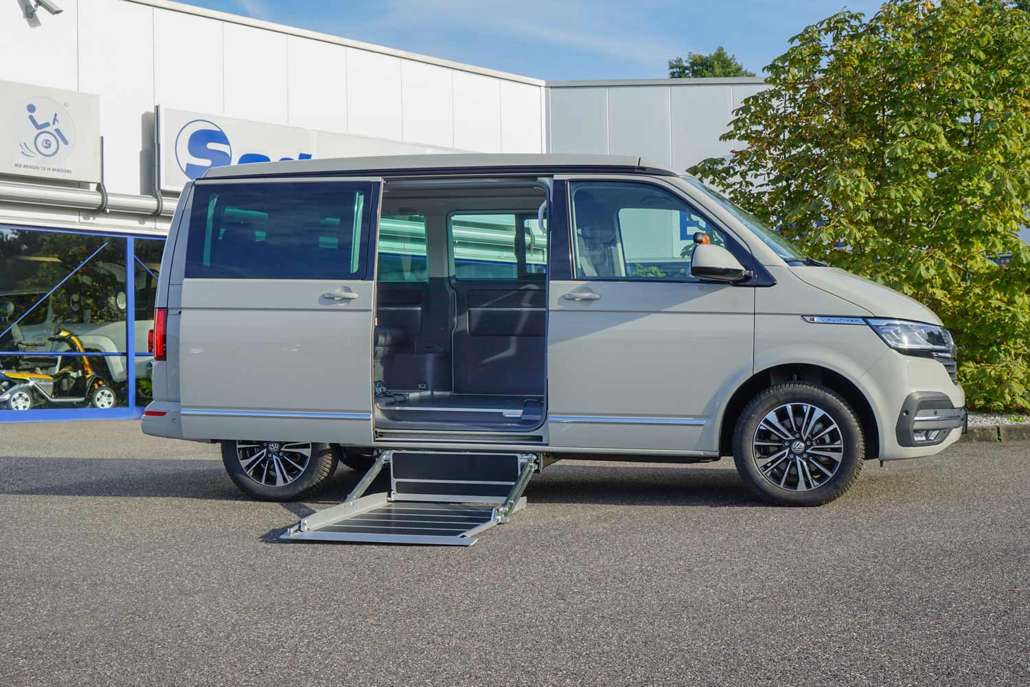 Dacherhöhung, behindertengerechter VW T6.1, Transferkonsole, Rollstuhlplatz, Sodermanns