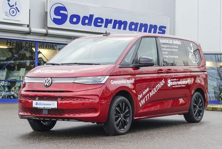 Behindertengerechter Volkswagen T7 Multivan, Selbstfahrer, Beifahrer, Fahrzeugumbau, Hecklift, Transferkonsole, Hub Schwenksitz, Handgerät Gas Bremse, MFD, Sodermanns