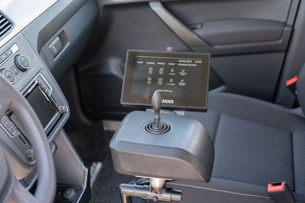 Behindertengerechter Volkswagen Caddy, Selbstfahrerumbau, Space Drive, 4 Wege Joystick, Sprachsteuerung, Transferkonsole, elektrische Rampe, Heckeinstieg, Sodermanns