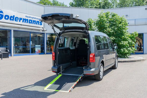 Behindertengerechter Volkswagen Caddy, Selbstfahrerumbau, Space Drive, 4 Wege Joystick, Sprachsteuerung, Transferkonsole, elektrische Rampe, Heckeinstieg, Sodermanns