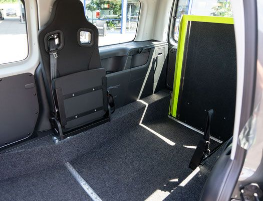 Behindertengerechter Volkswagen Caddy, Selbstfahrerumbau, Space Drive, 4 Wege Joystick, Sprachsteuerung, Transferkonsole, elektrische Rampe, Heckeinstieg, Sodermanns