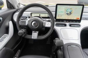 Behindertengerechter Smart #1, Selbstfahrerumbau, Lenkraddrehknauf, Veigel Compact II mit Commander, Rutschbrett Transferhilfe, Rollstuhlverladesystem S2, Sodermanns