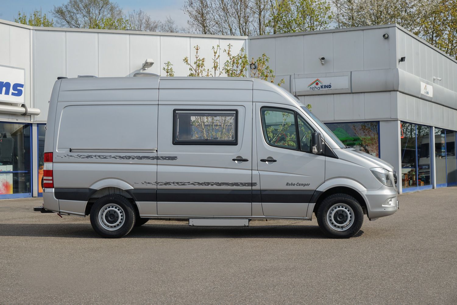 Behindertengerechtes Mercedes Benz Sprinter Reisemobil, Beifahrerumbau, seitlicher Lift, Sodermanns