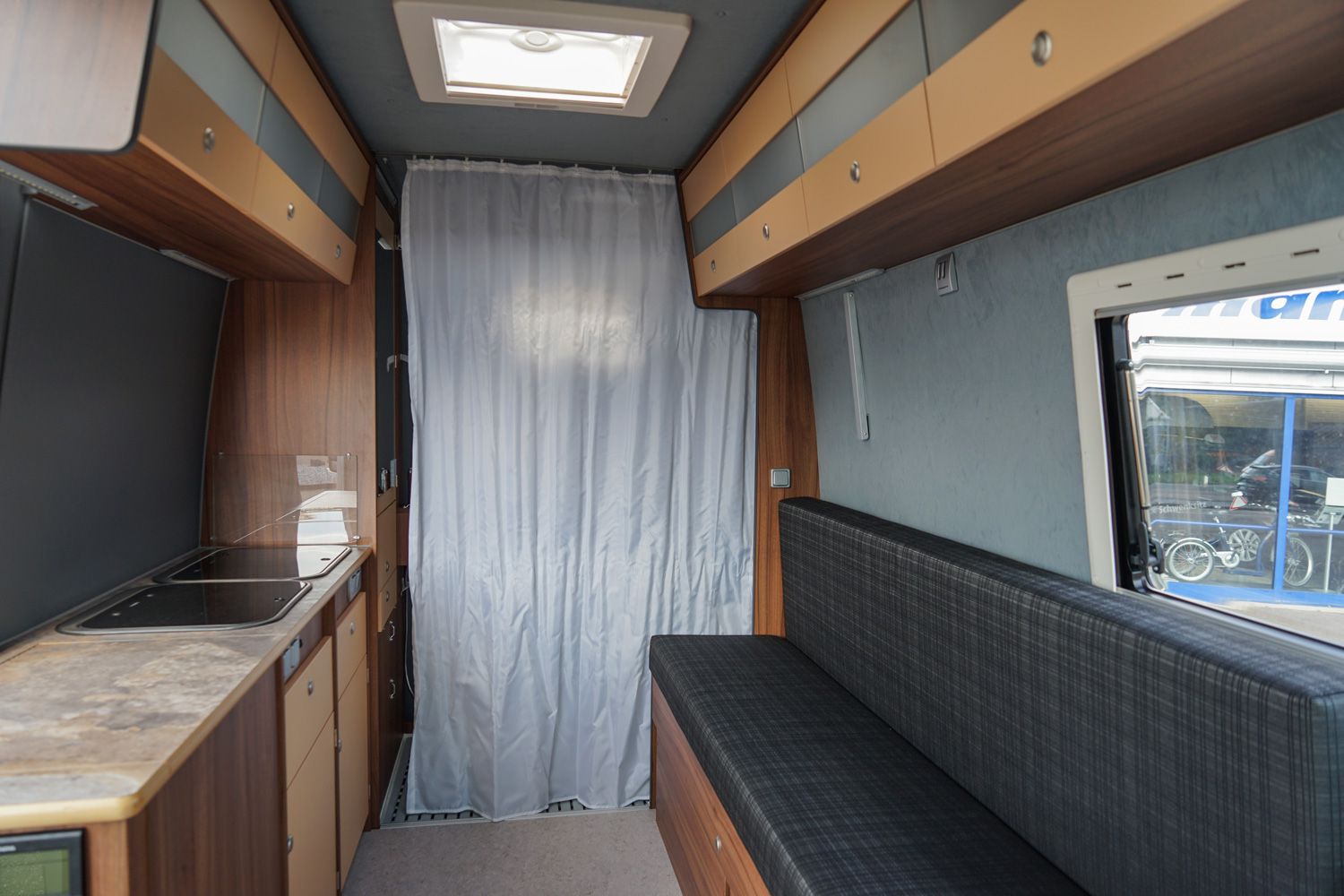 Behindertengerechtes Mercedes Benz Sprinter Reisemobil, Beifahrerumbau, seitlicher Lift, Sodermanns