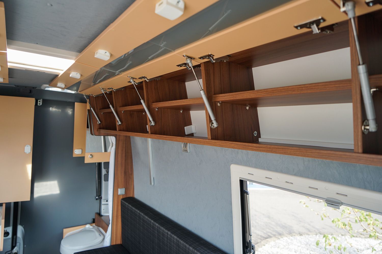 Behindertengerechtes Mercedes Benz Sprinter Reisemobil, Beifahrerumbau, seitlicher Lift, Sodermanns