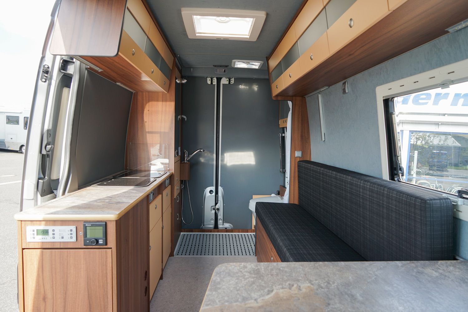 Behindertengerechtes Mercedes Benz Sprinter Reisemobil, Beifahrerumbau, seitlicher Lift, Sodermanns