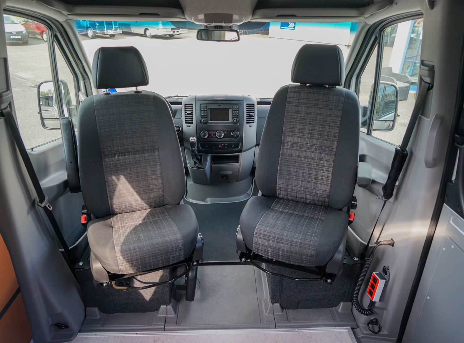 Behindertengerechtes Mercedes Benz Sprinter Reisemobil, Beifahrerumbau, seitlicher Lift, Sodermanns