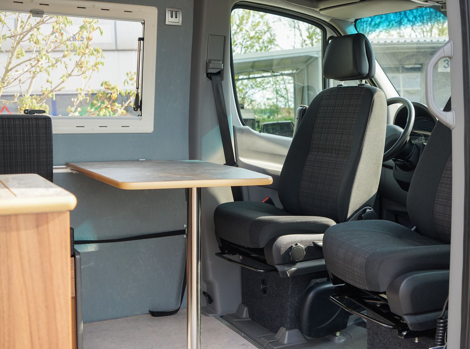 Behindertengerechtes Mercedes Benz Sprinter Reisemobil, Beifahrerumbau, seitlicher Lift, Sodermanns