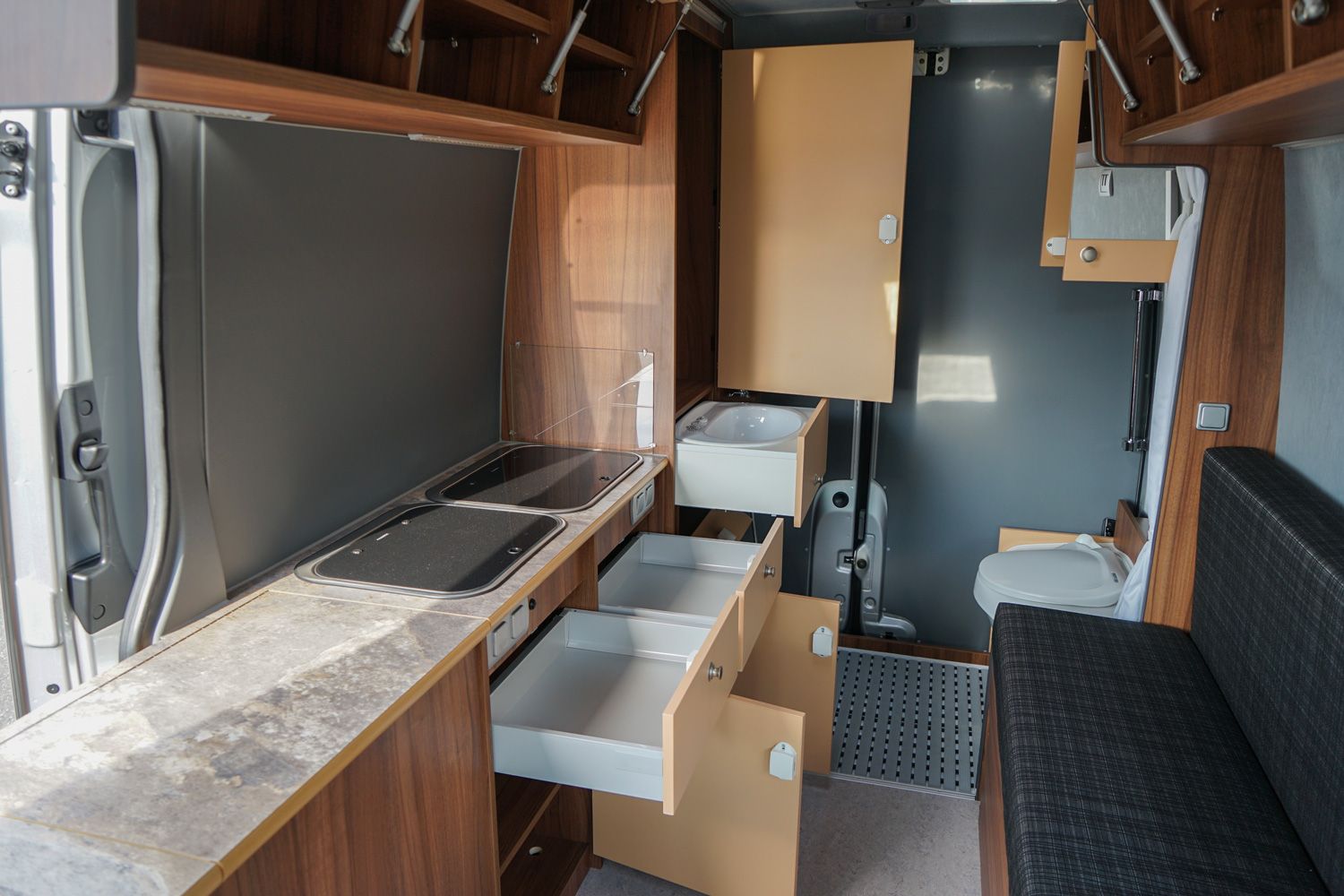 Behindertengerechtes Mercedes Benz Sprinter Reisemobil, Beifahrerumbau, seitlicher Lift, Sodermanns