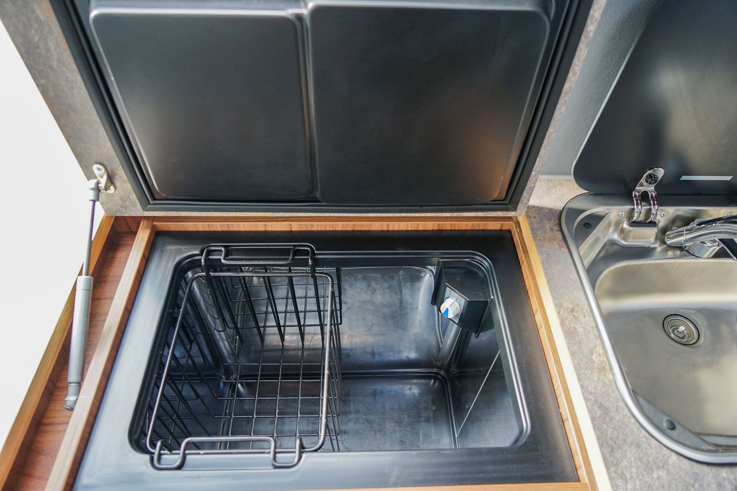 Behindertengerechtes Mercedes Benz Sprinter Reisemobil, Beifahrerumbau, seitlicher Lift, Sodermanns