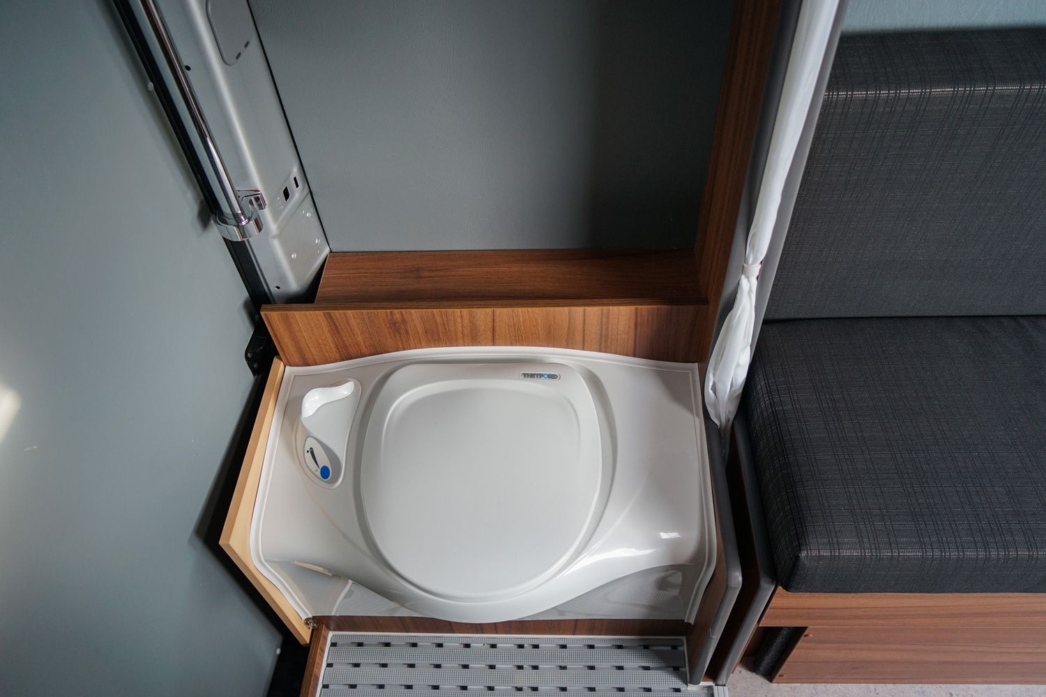 Behindertengerechtes Mercedes Benz Sprinter Reisemobil, Beifahrerumbau, seitlicher Lift, Sodermanns