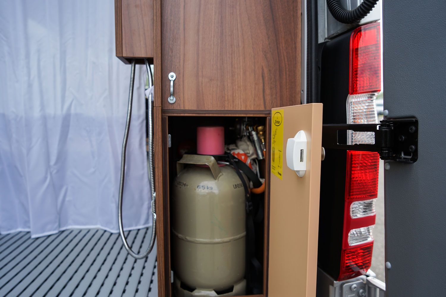 Behindertengerechtes Mercedes Benz Sprinter Reisemobil, Beifahrerumbau, seitlicher Lift, Sodermanns