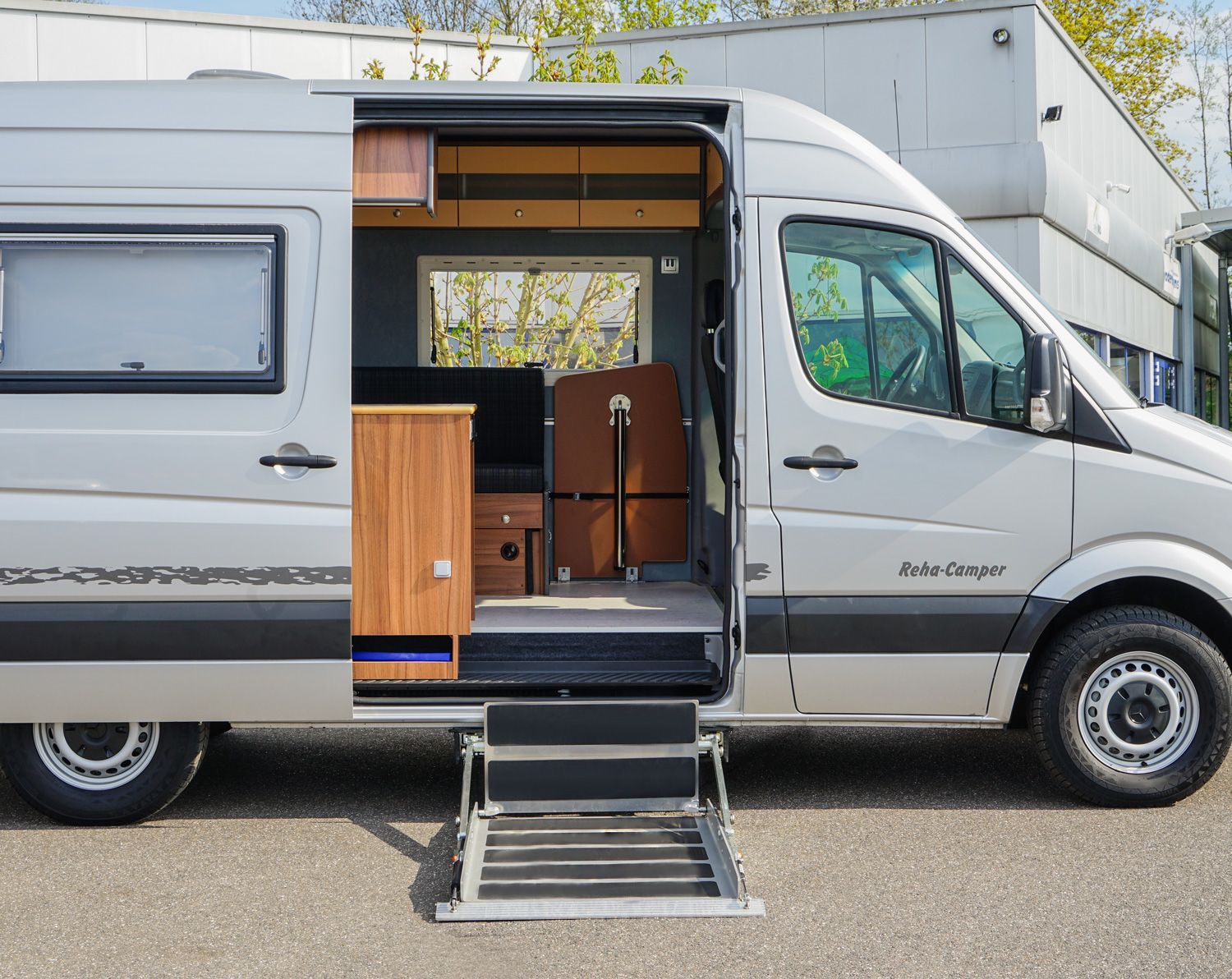 Behindertengerechtes Mercedes Benz Sprinter Reisemobil, Beifahrerumbau, seitlicher Lift, Sodermanns