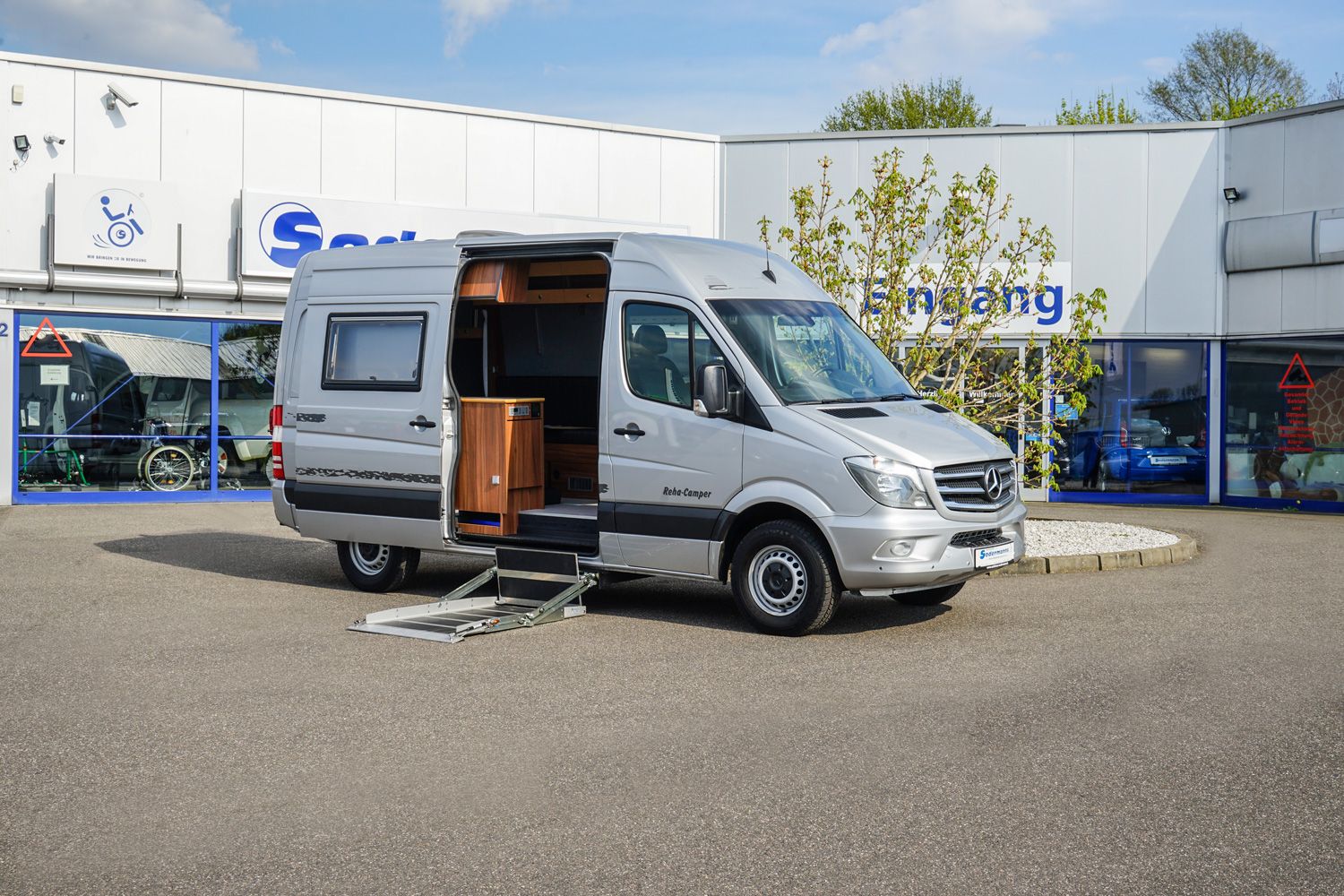 Behindertengerechtes Mercedes Benz Sprinter Reisemobil, Beifahrerumbau, seitlicher Lift, Sodermanns