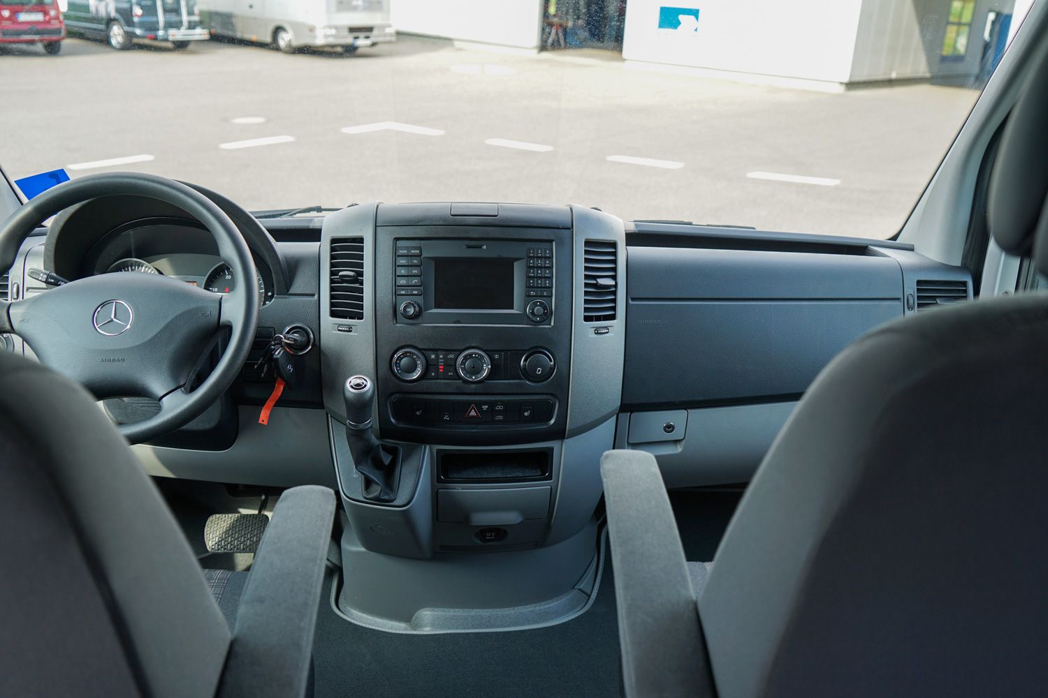 Behindertengerechtes Mercedes Benz Sprinter Reisemobil, Beifahrerumbau, seitlicher Lift, Sodermanns