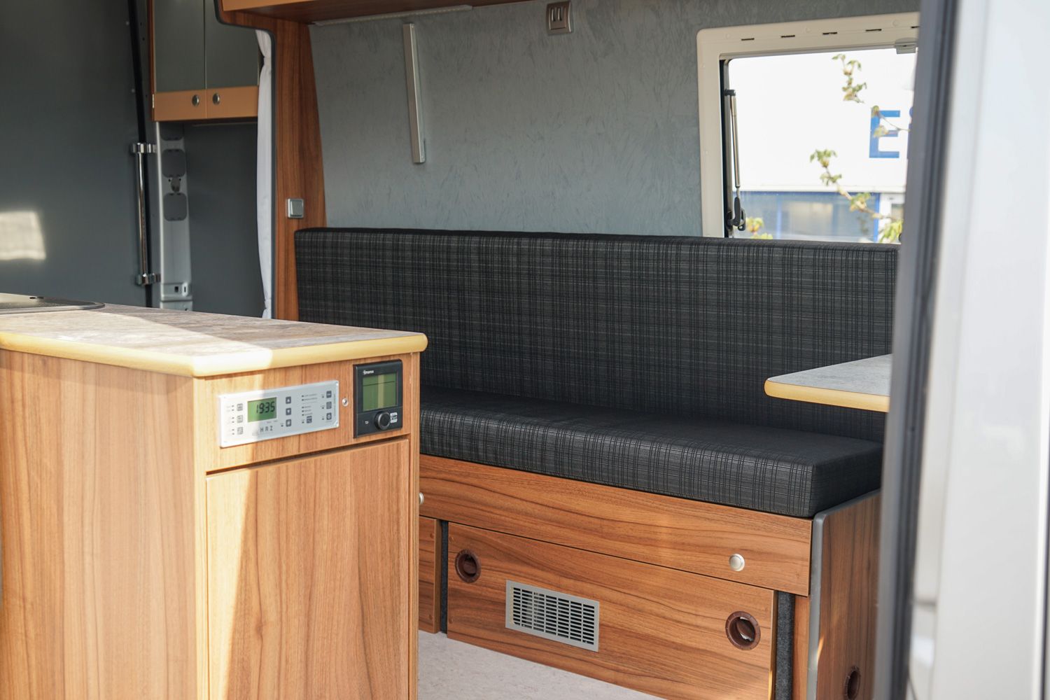 Behindertengerechtes Mercedes Benz Sprinter Reisemobil, Beifahrerumbau, seitlicher Lift, Sodermanns