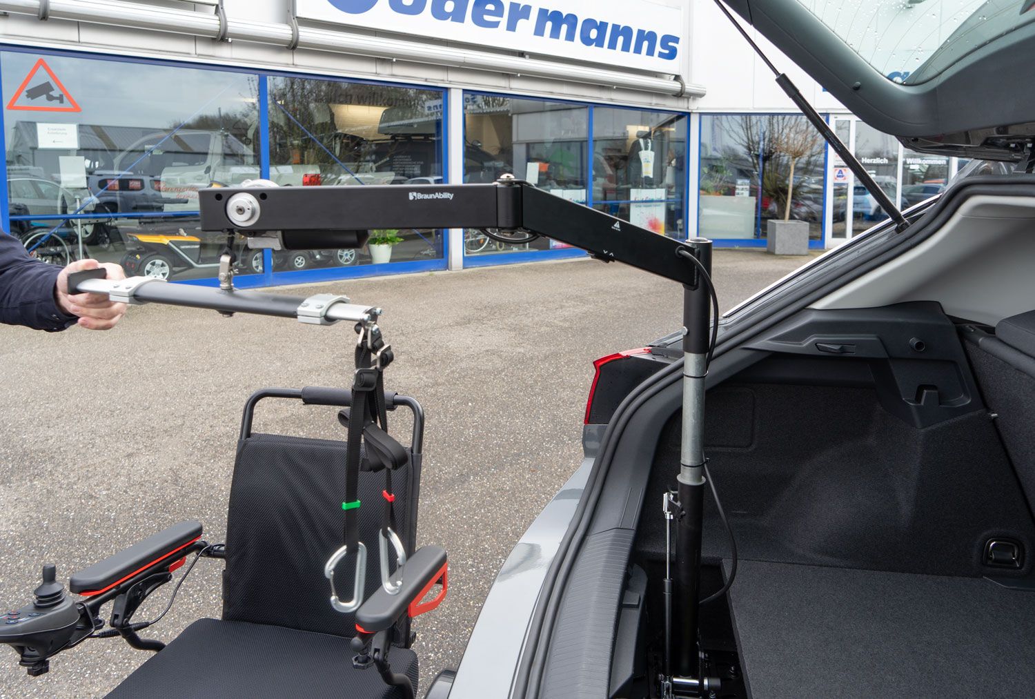 Carolift, Rollstuhlverladesystem, behindertengerechter Rollstuhlkran, Handicapumbau, Sodermanns