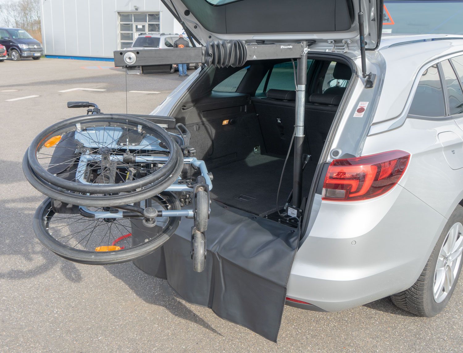 Carolift, Rollstuhlverladesystem, behindertengerechter Rollstuhlkran, Handicapumbau, Sodermanns